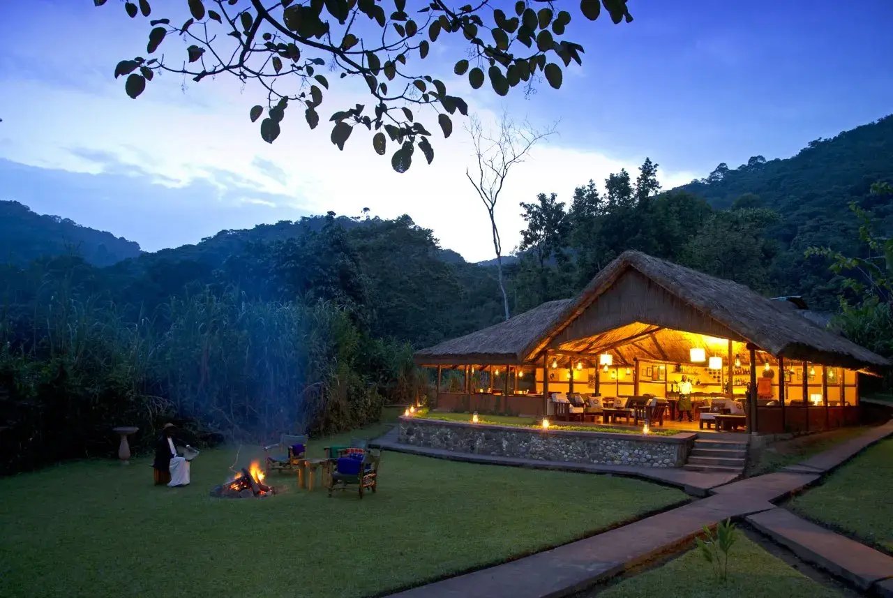 Beleuchtete Lodge mit Zuwegen und einer Feuerstelle.