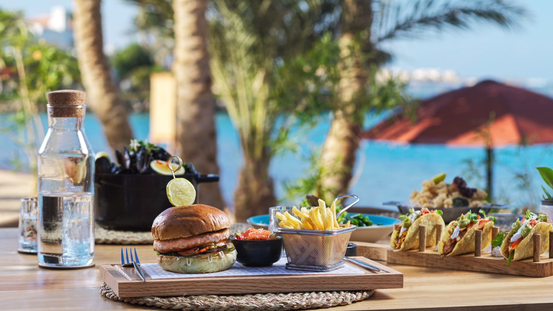 the-chedi-el-gouna-aegypten-familienluxusreise-thefamilyproject-restaurant-strand-burger