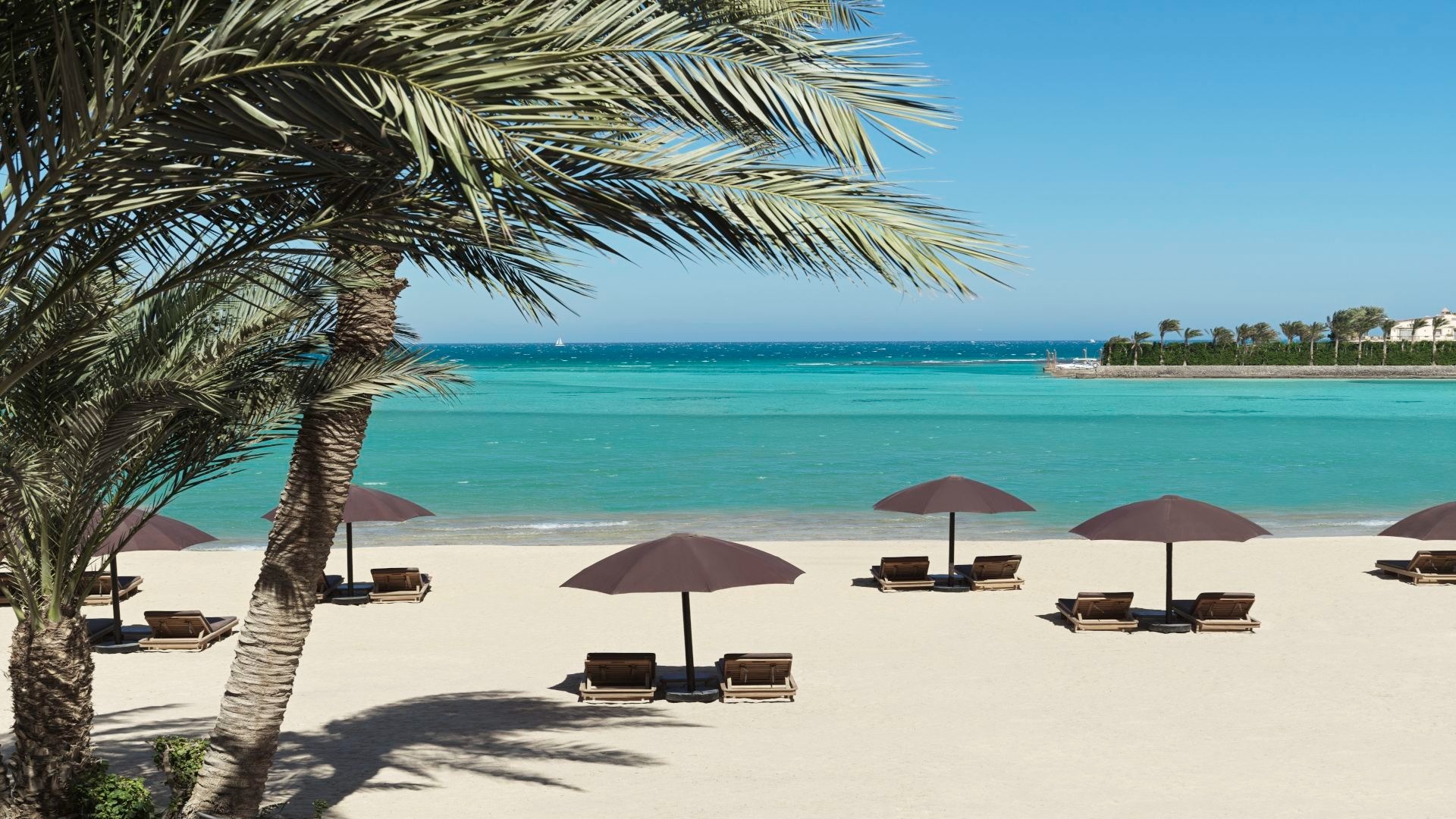 the-chedi-el-gouna-aegypten-familienluxusreise-thefamilyproject-strand-sonnenliegen