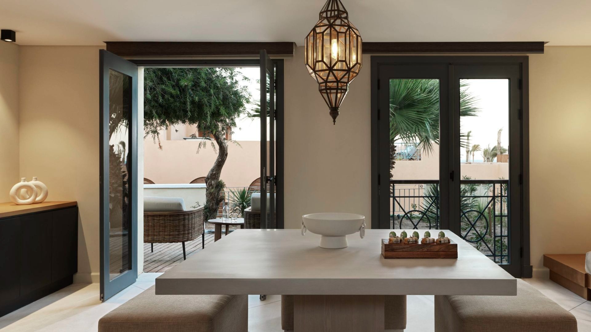 the-chedi-el-gouna-aegypten-familienluxusreise-thefamilyproject-suite-wohnbereich