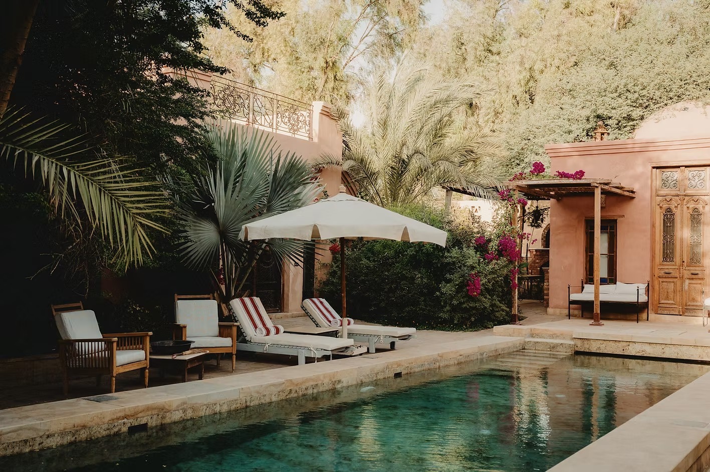 al-moudira-aegypten-familienluxusreise-thefamilyproject-pool-sonnenliegen