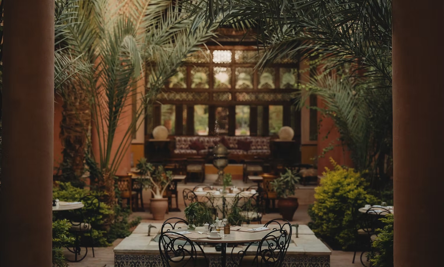 al-moudira-aegypten-familienluxusreise-thefamilyproject-restaurant-pflanzen