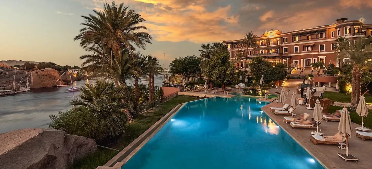 sofitel-legend-old-cataract-aegypten-familienluxusreise-thefamilyproject-pool-daemmerung