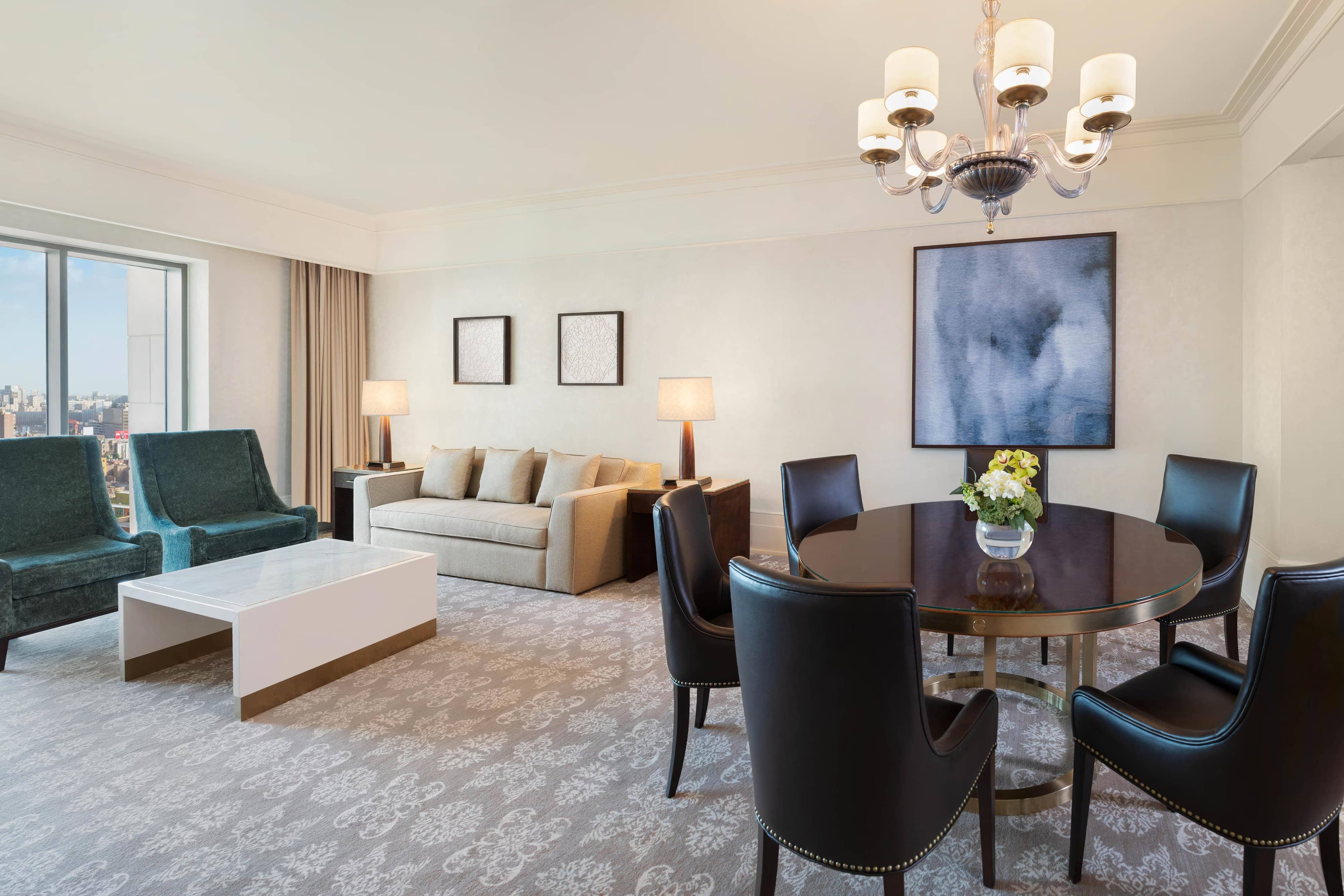 Wohnbereich eines Gaestezimmers im St. Regis Cairo