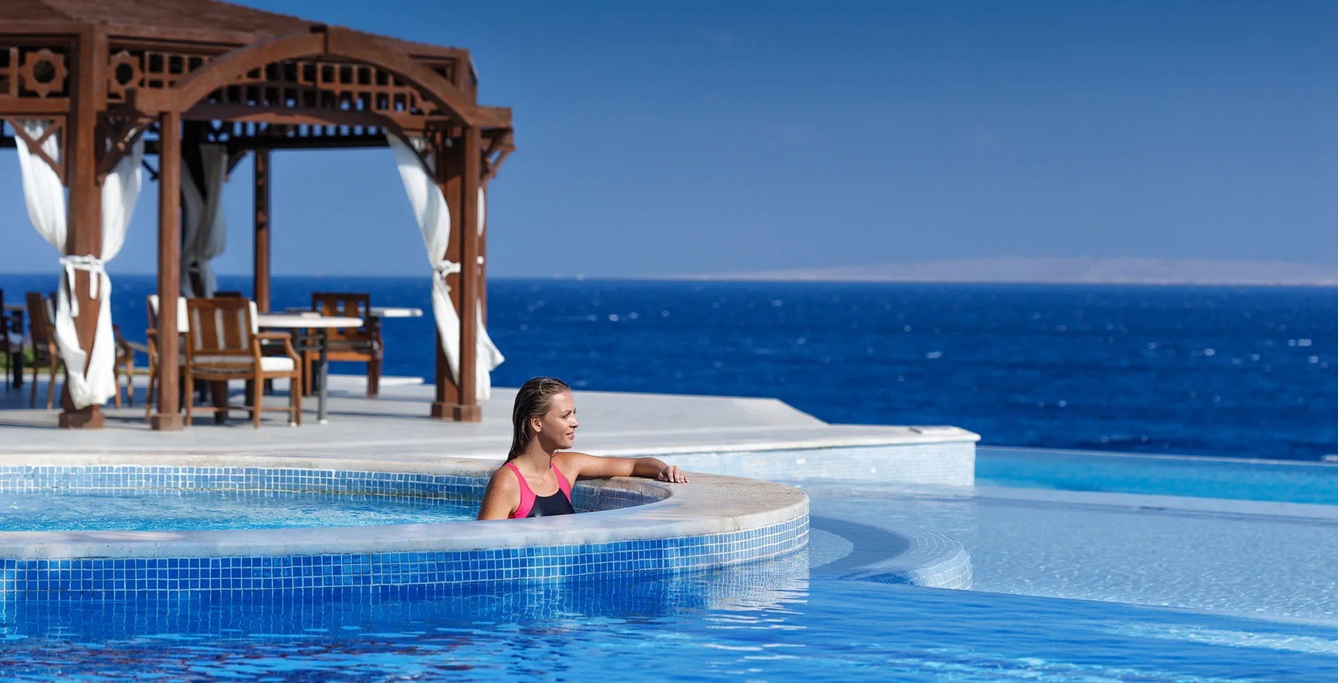 the-oberoi-sahl-haseesh-aegypten-familienluxusreise-thefamilyproject-frau-pool