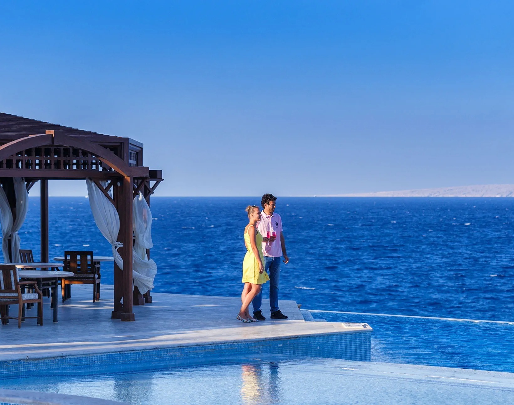 the-oberoi-sahl-hasheesh-aegypten-familienluxusreisen-thefamilyproject-paar-pool