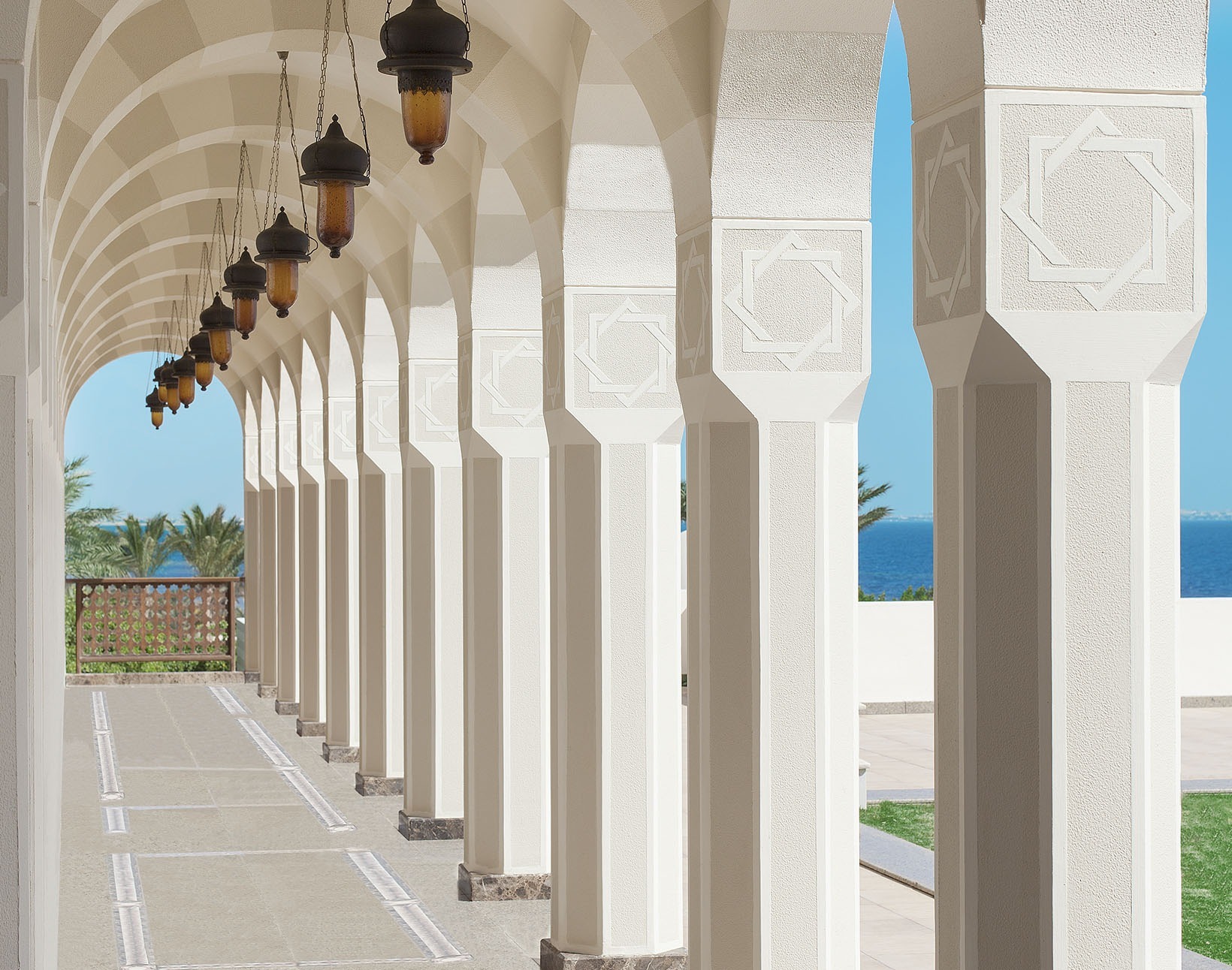 the-oberoi-sahl-hasheesh-aegypten-familienluxusreisen-thefamilyproject-saeulen