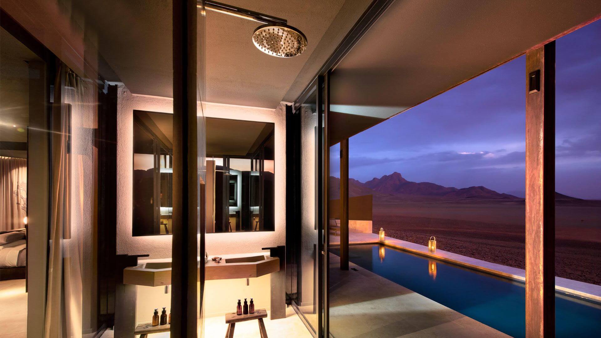 Dusche in einer Lodge mit freier Sicht auf die Landschaft.