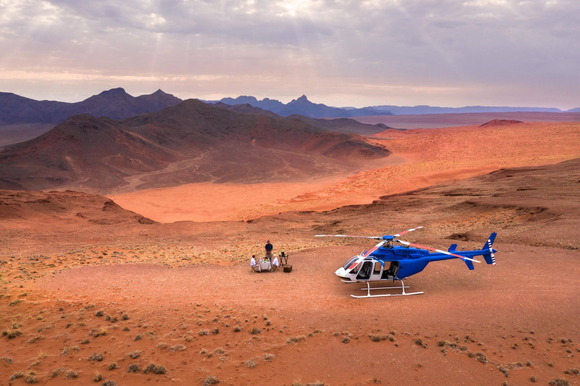 and-beyond-sossusvlei-desert-lodge-namibia-familienluxusreise-helikopter