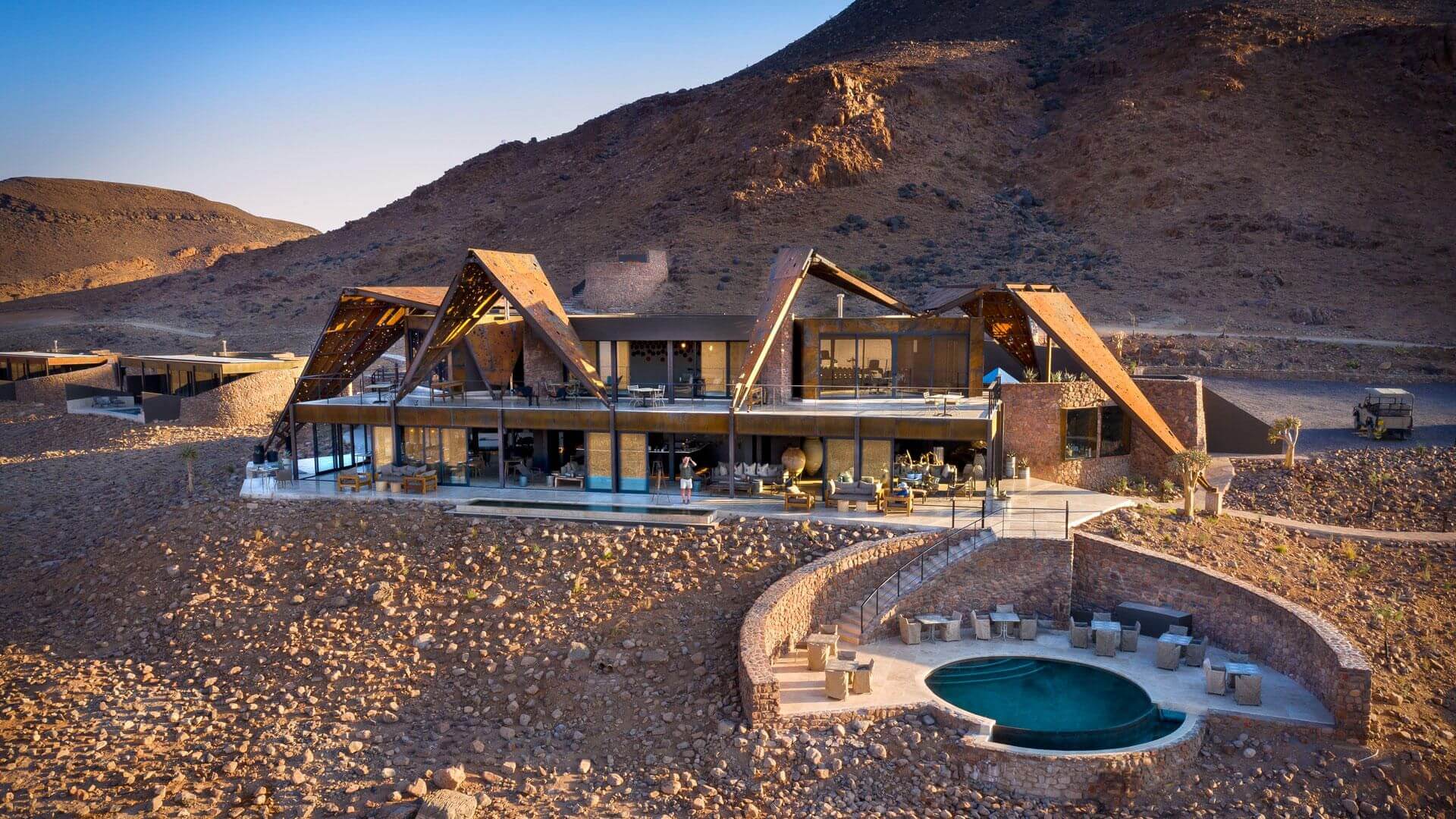 and-beyond-sossusvlei-desert-lodge-namibia-familienluxusreise-herobild