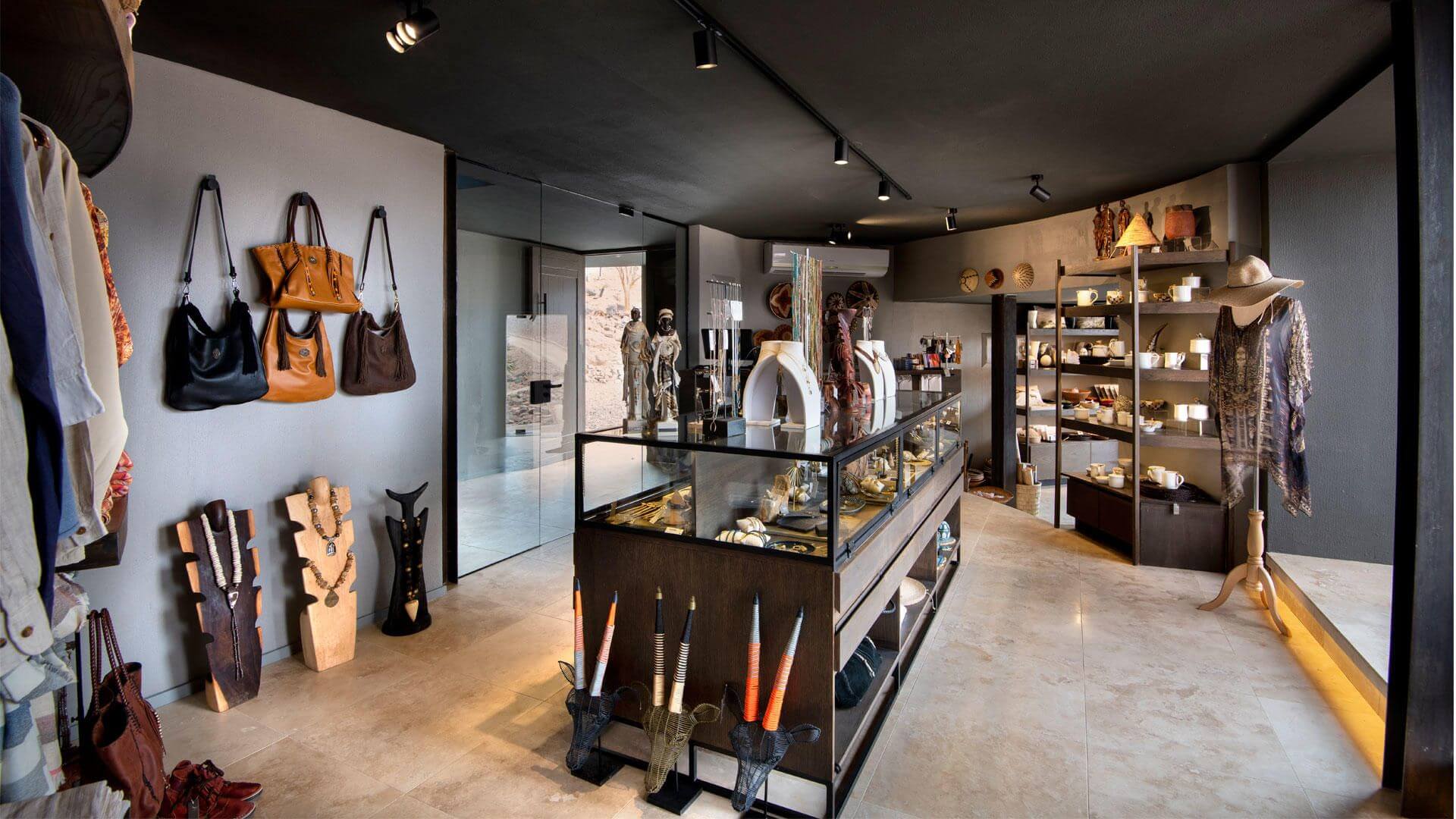 Kleiner Shop mit Taschen, Souvenirs und anderen Erinnerungen an Namibia.