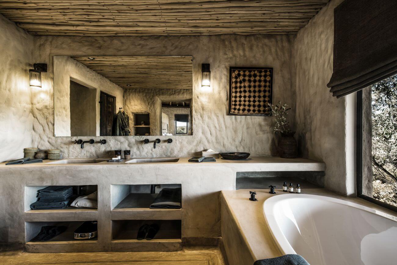 Komfortables Badezimmer mit zwei Waschbecken und Badewanne.