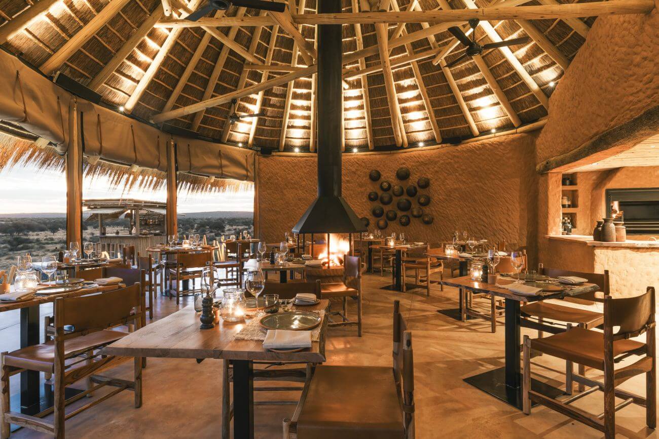 Restaurant mit hoher Decke aus natürlichen Materialien im afrikanischen Stil.