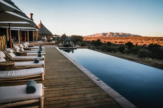 omaanda lodge windhoek namibia afrika the family project familienreise luxus kinder urlaub infinity pool mit sonnenliegen