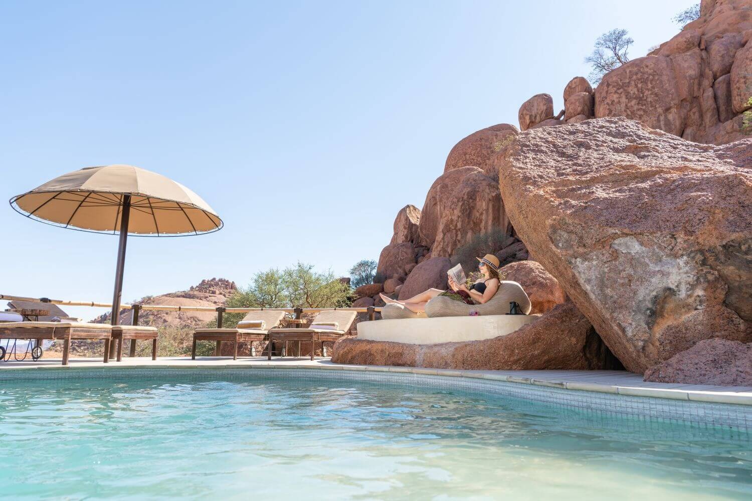 onduli-ridge-namibia-familienluxusreisen-thefamilyproject-pool