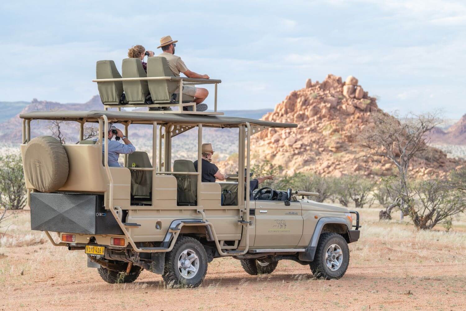 onduli-ridge-namibia-familienluxusreisen-thefamilyproject-truck
