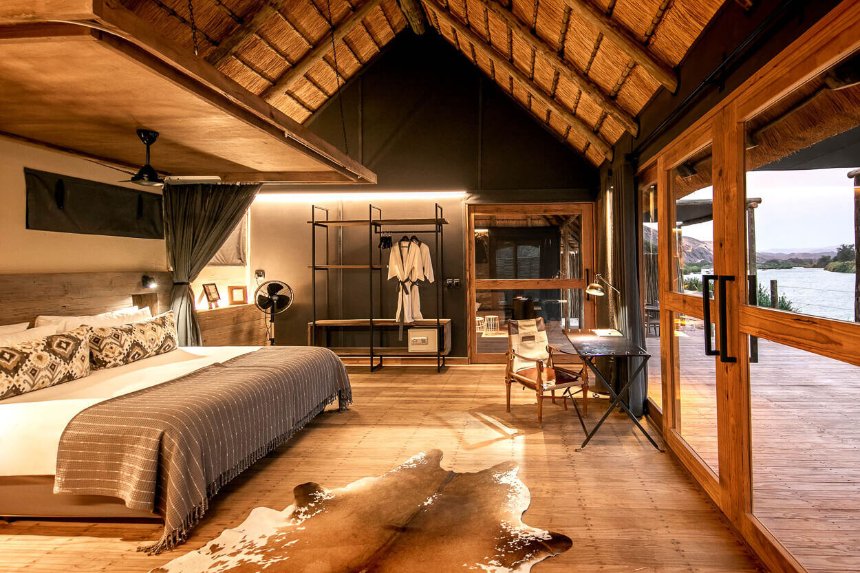 Inneneinrichtung einer Suite im Serra Cafema Camp, Namibia.