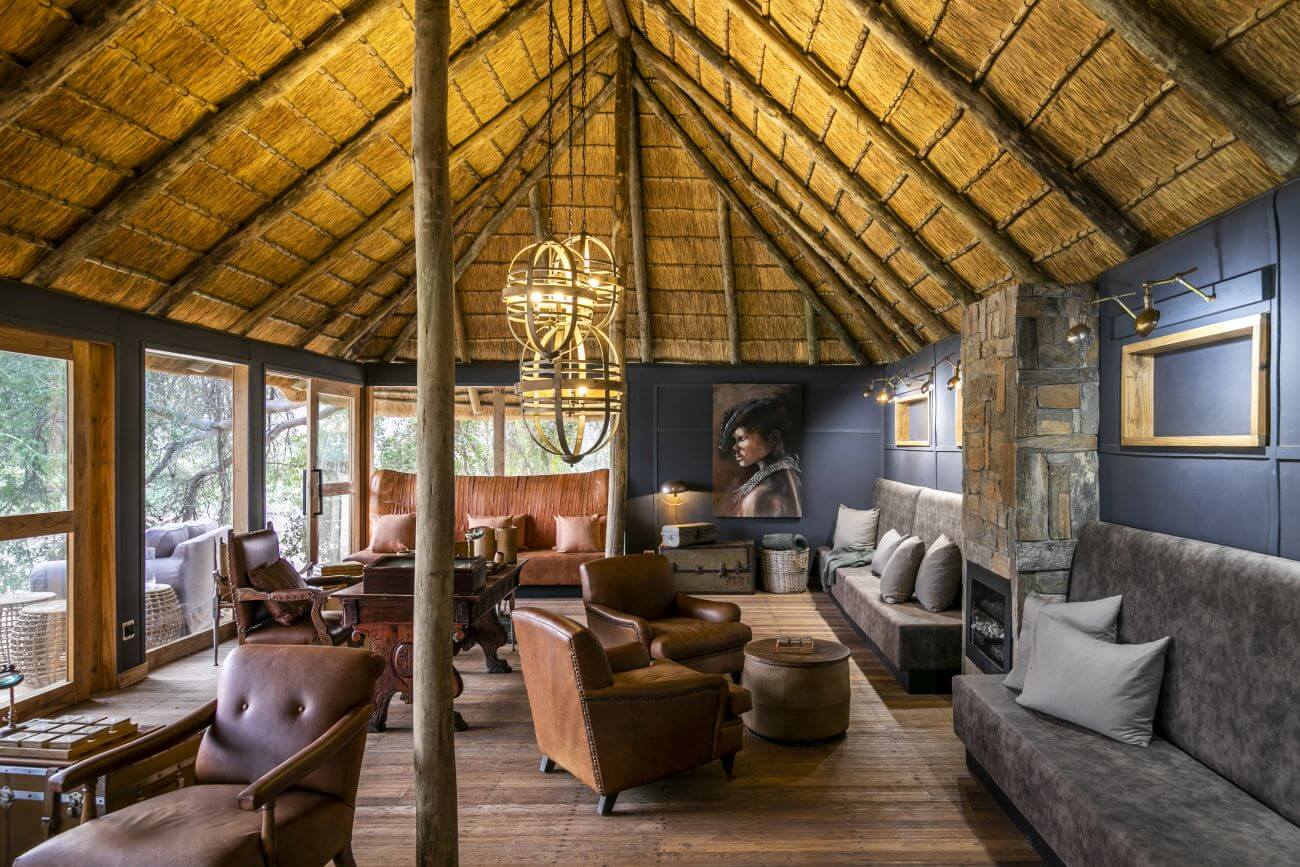 Lounge in einer Lodge mit viele gemütlichen Sitzmöbeln.