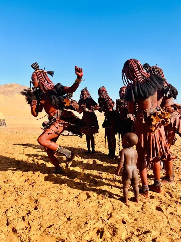 Himba-Frauen im Kaokoveld, Namibia führen einen Tanz auf.