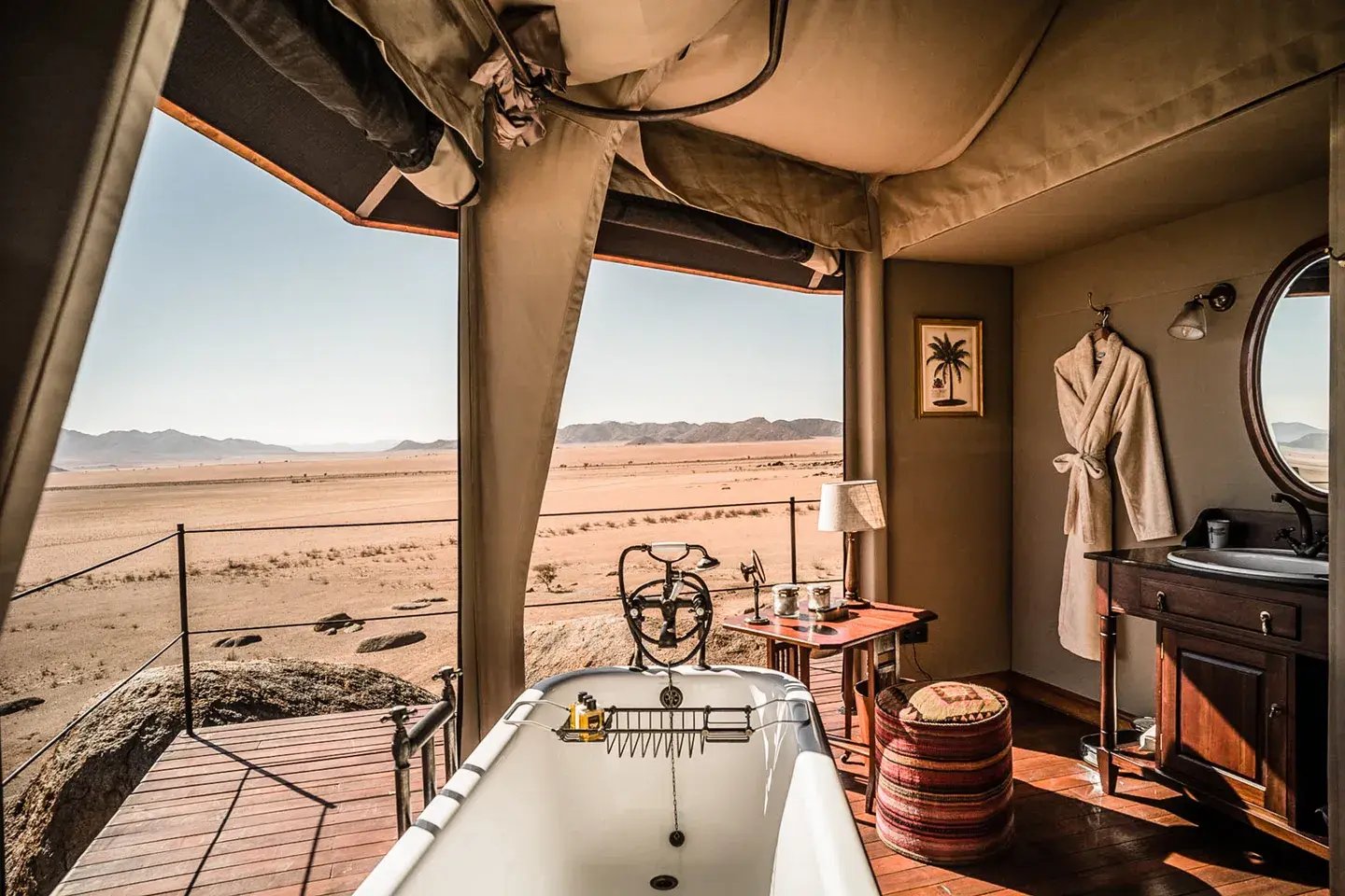 Freistehende Badewanne mit Blick in die Wüste Namibias.