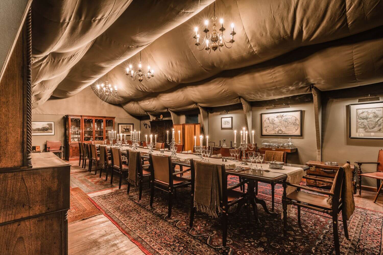 Speisezimmer im historischen Stil mit einer lang gedeckten Tafel.