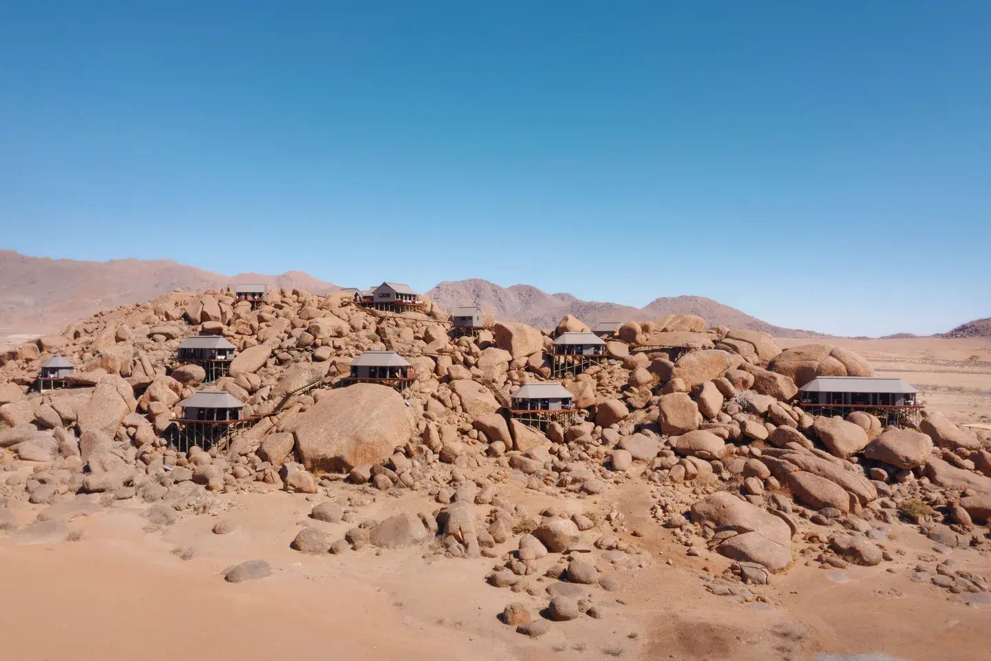 Die Sonop Lodge im Panorama, die Lodges stehen über einen großen Felden verteilt.