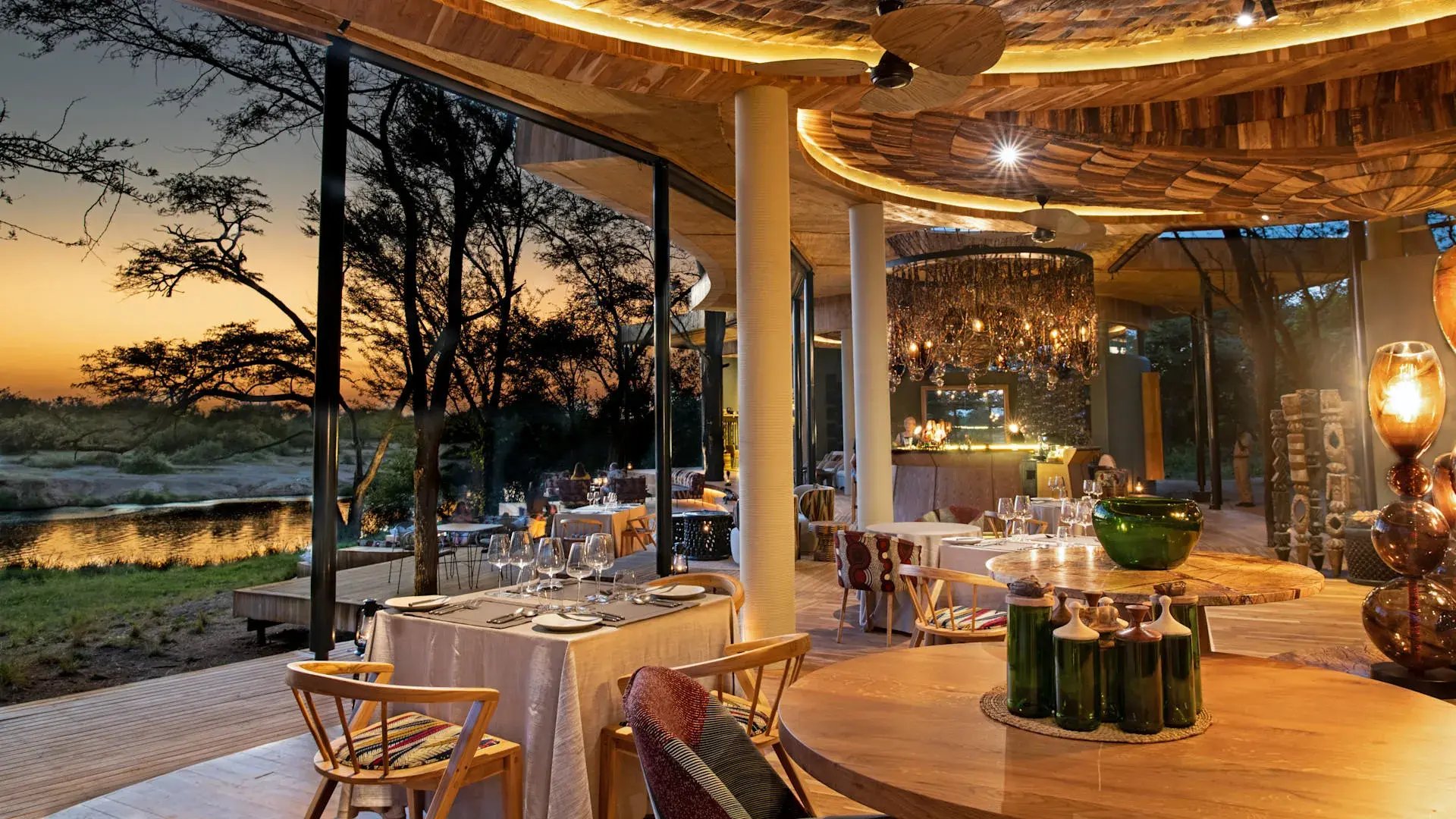 Stimmungsvoll beleuchtetes Restaurant am Fluss.