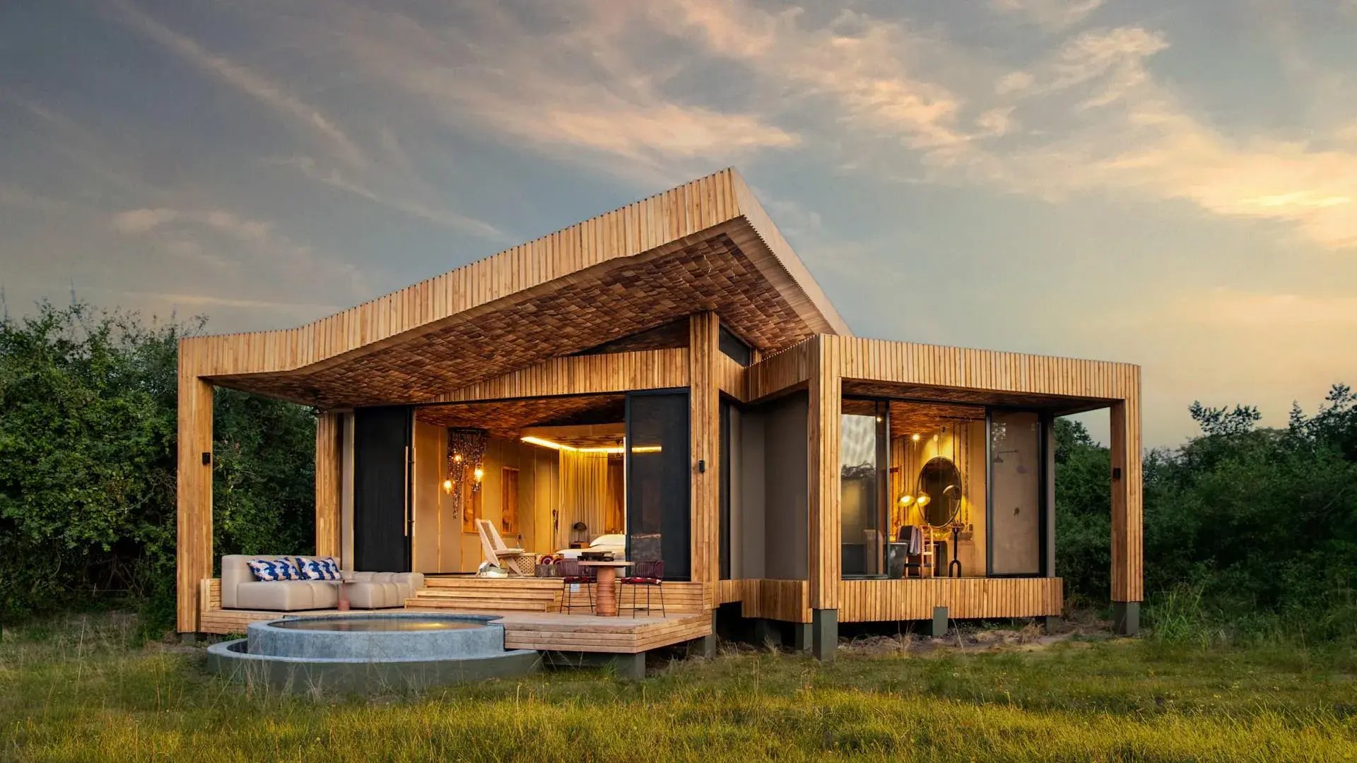 Außenansicht einer luxuriösen Lodge aus Holz mit Pool.