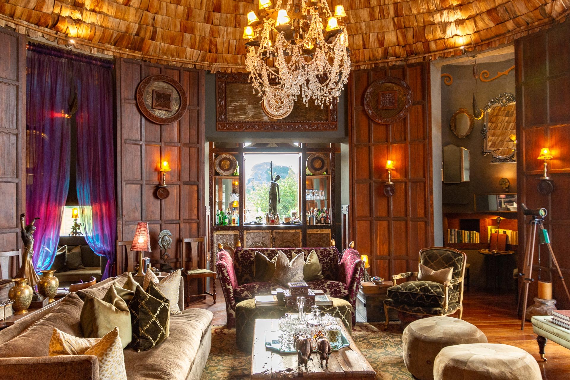 Opulente, prachtvolle Lounge mit Kronleuchter.