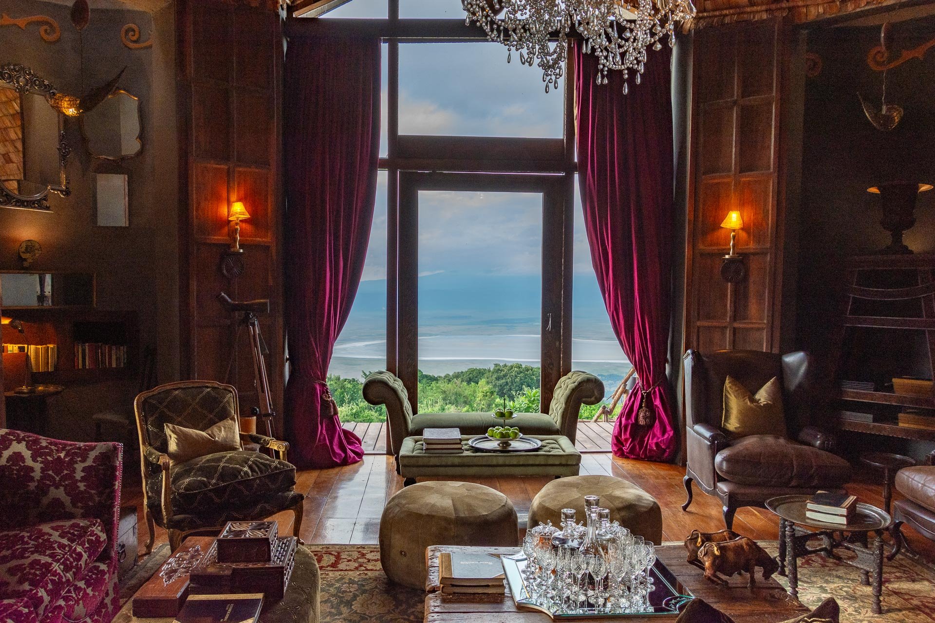 Opulenter, prachtvoller Raum mit viel Samt und schweren Vorhängen.
