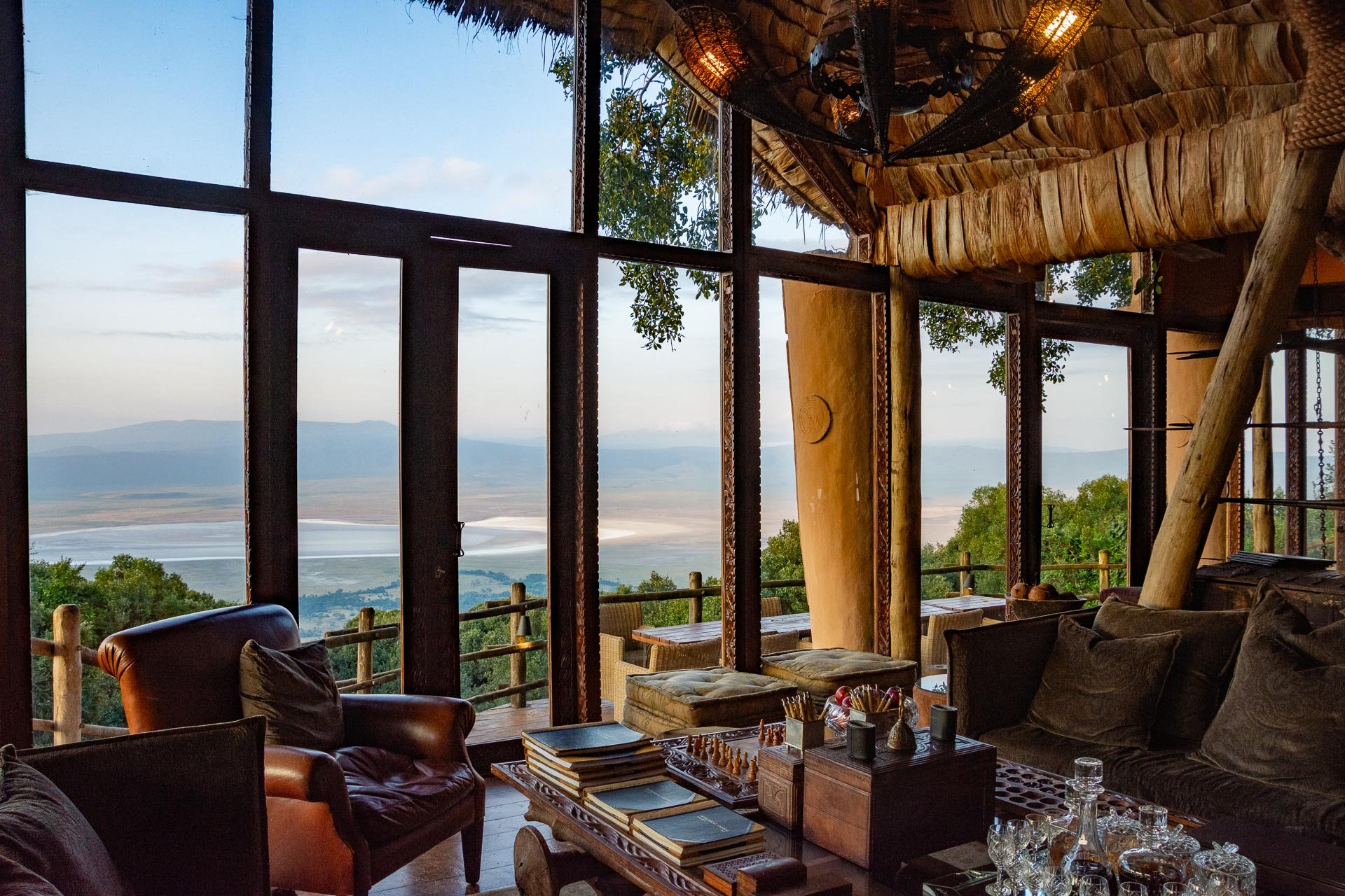 Lounge mit raumhohen Fenster auf breiter Front.