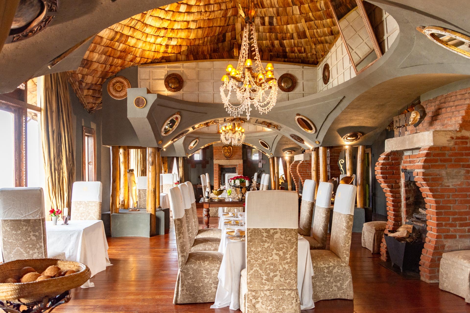 Edles Restaurant mit hoher Decke und Kronleuchter.