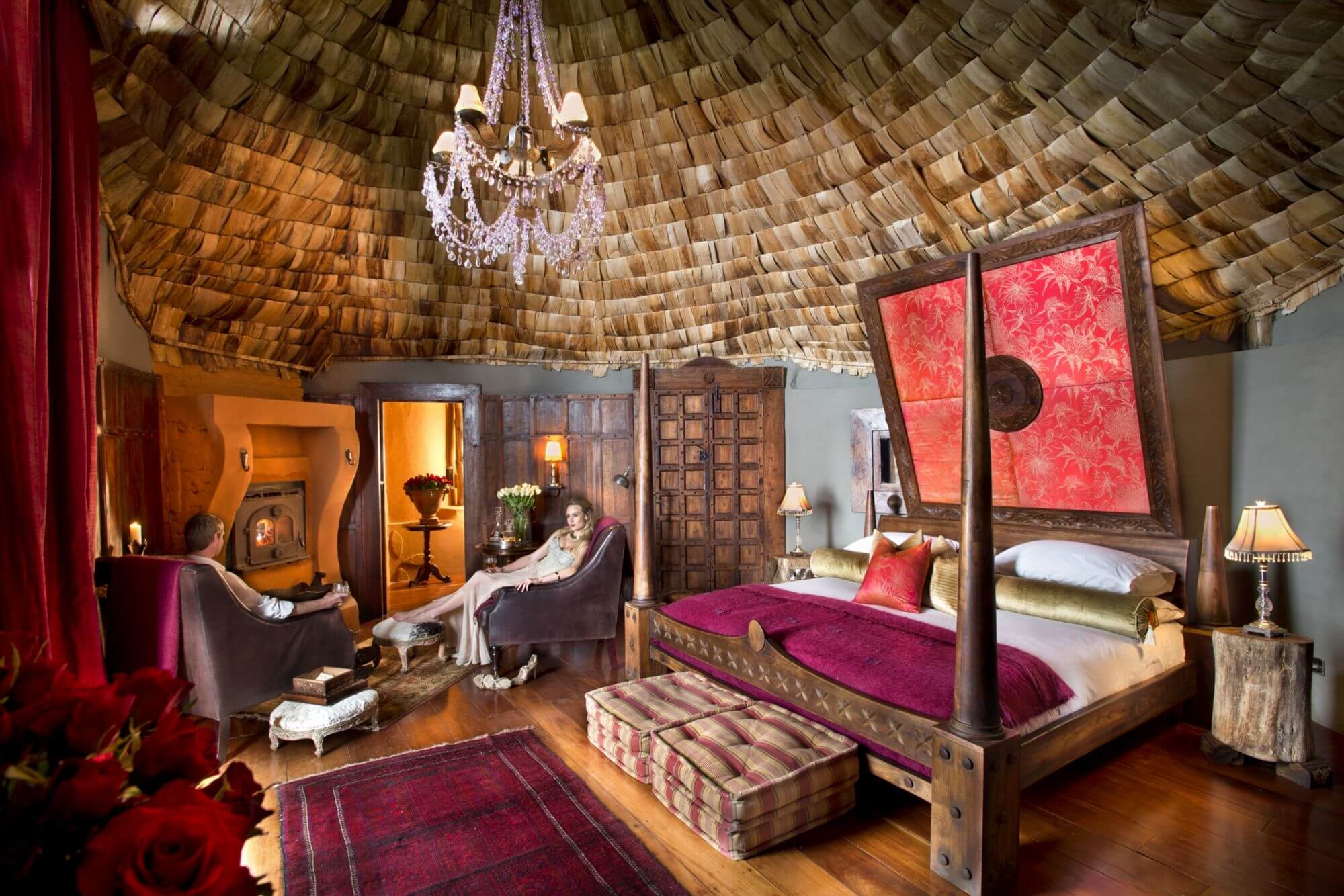 Opulente Suite mit Kingsize-Bett und architektonisch spannendem Dach.