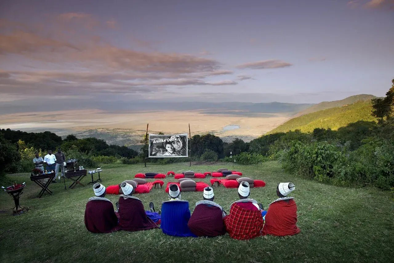 Open-Air-Kino mit Sitzkissen und einem kleinen Büfett.