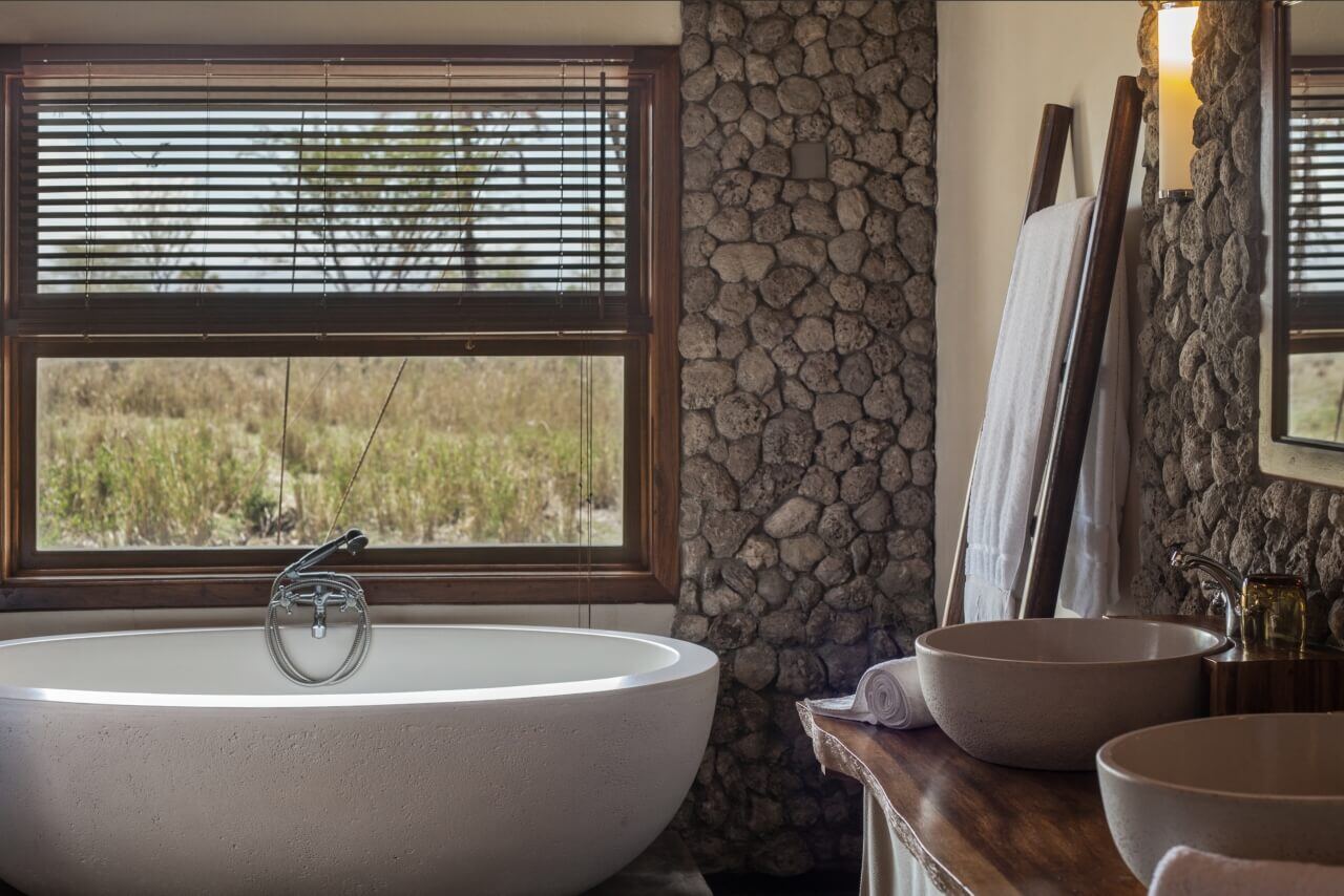 Badezimmer mit zwei Waschbecken und Badewanne.