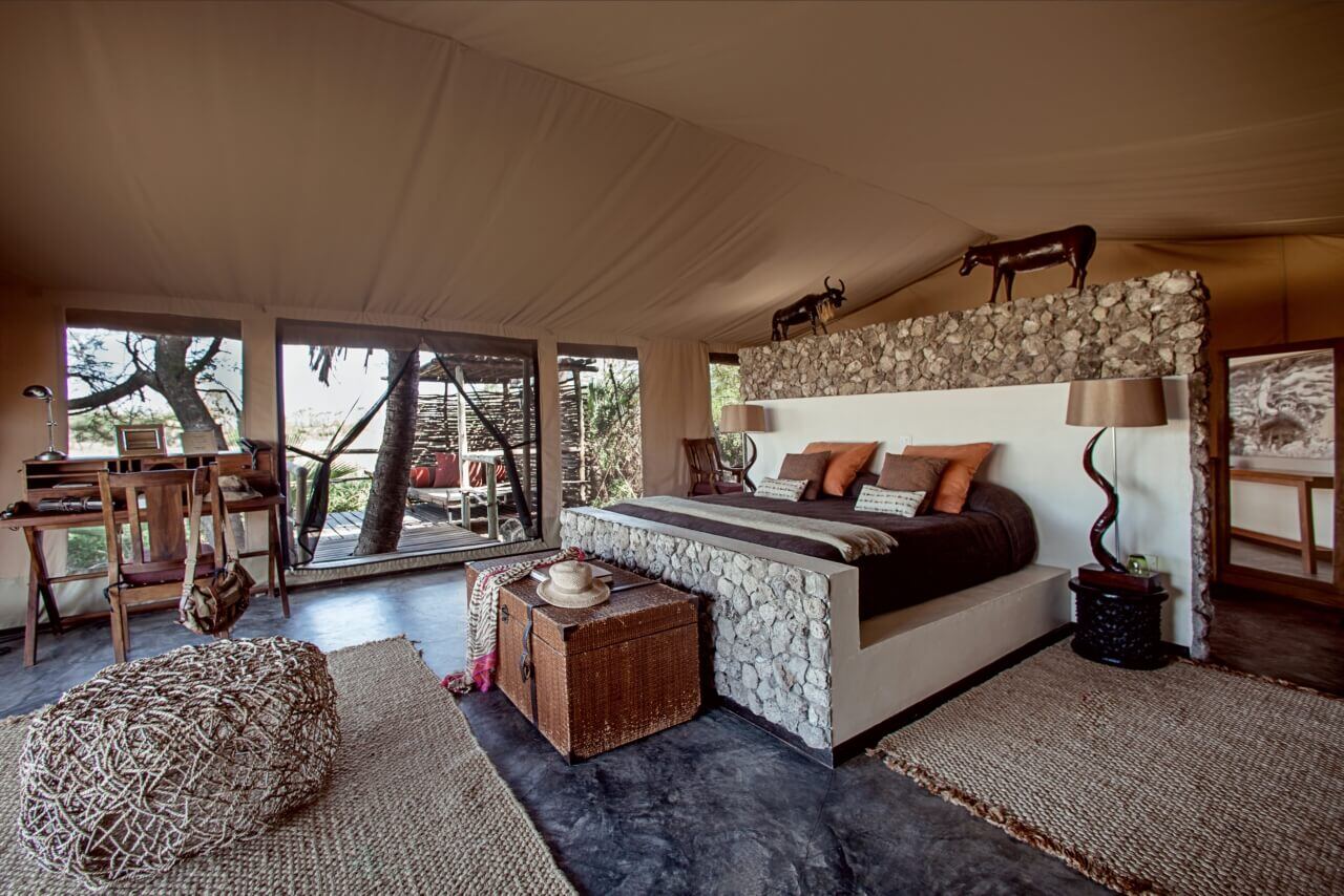 Großes Safari-Luxuszelt mit Kingsize-Bett und eleganter Einrichtung.