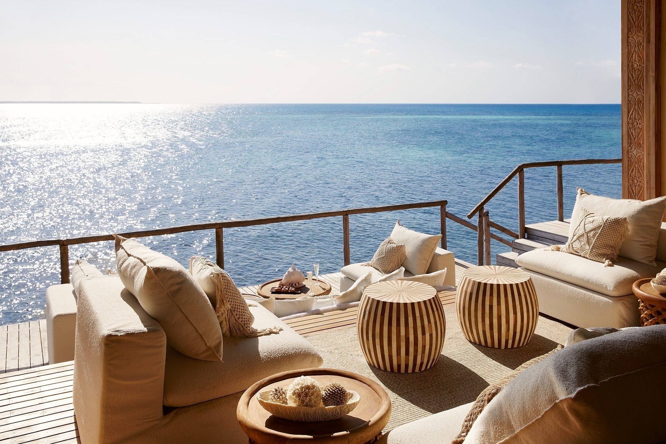 fanjove-private-island-tansania-familienluxusreisen-thefamilyproject-beach-bar