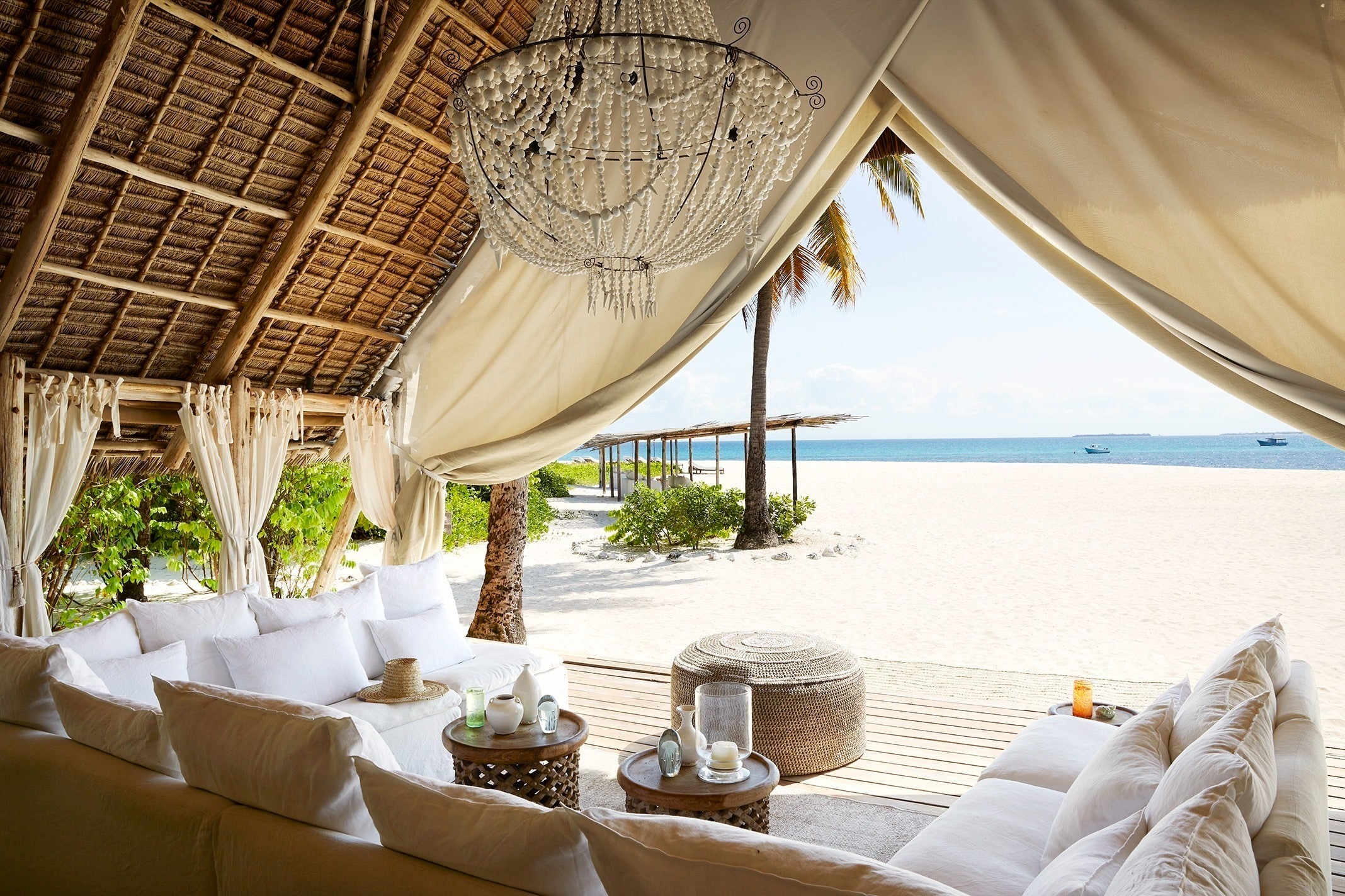 fanjove-private-island-tansania-familienluxusreisen-thefamilyproject-beach-lounge