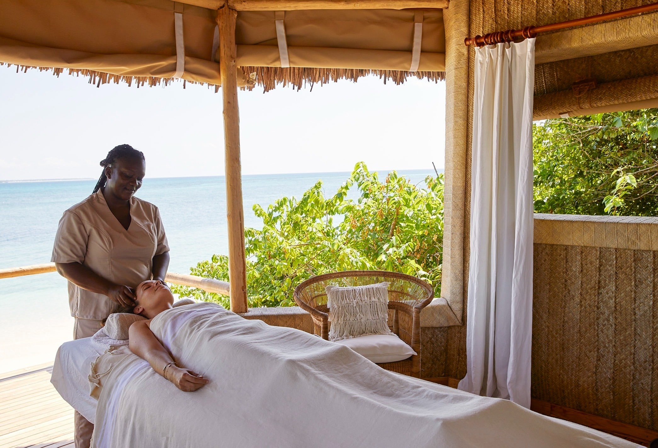 fanjove-private-island-tansania-familienluxusreisen-thefamilyproject-massage