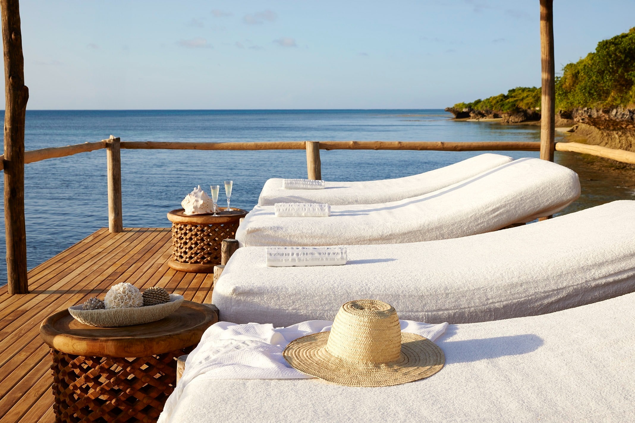 fanjove-private-island-tansania-familienluxusreisen-thefamilyproject-strand-lounges