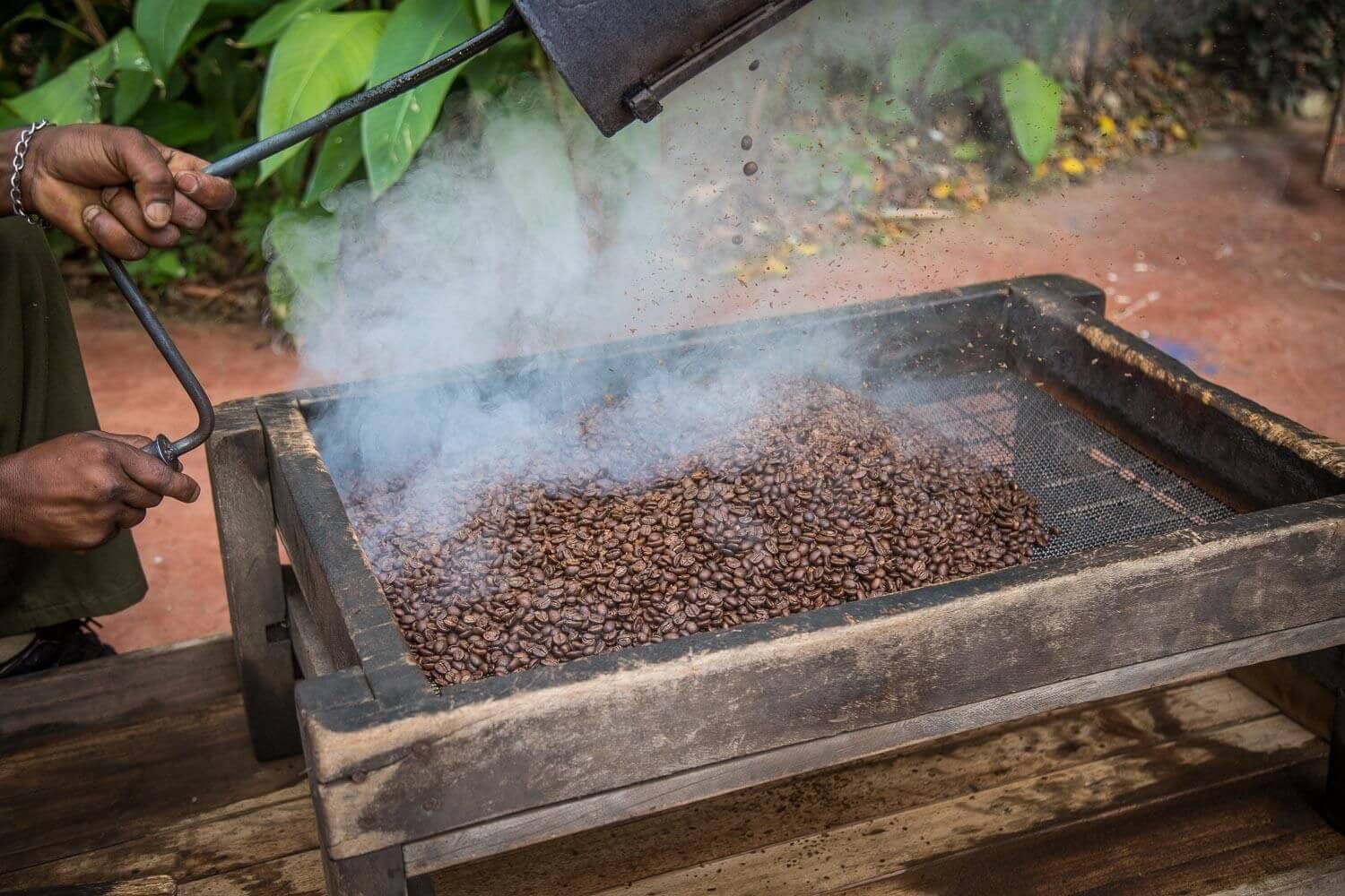 Kaffeebohnen werden auf traditionelle Weise geröstet.