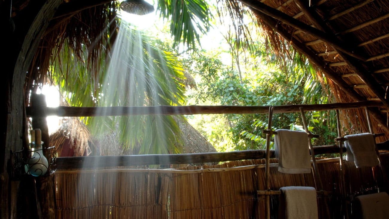 Dusche mit Blick in den Dschungel.