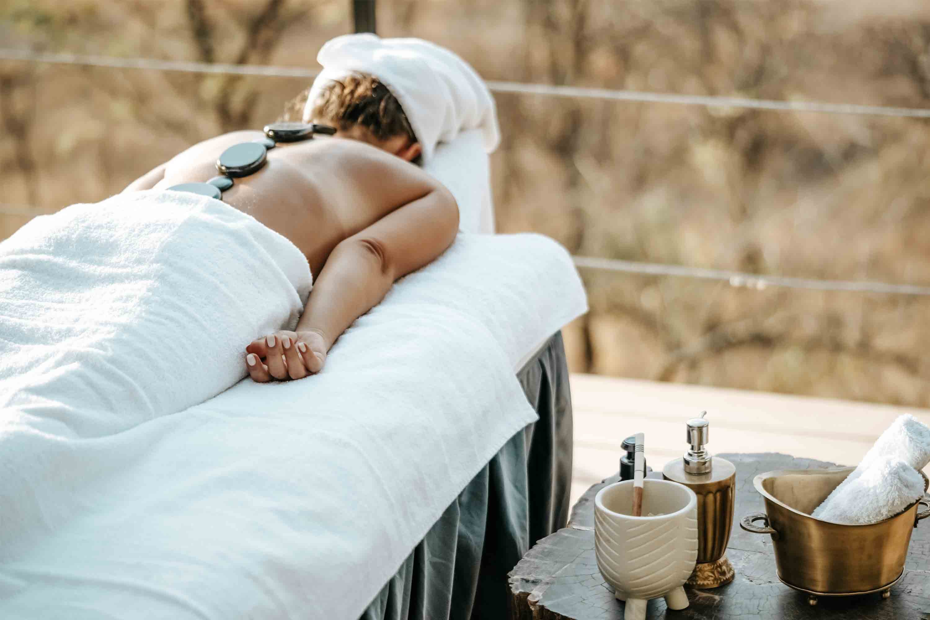 Eine Frau bekommt eine Hot Stone Massage.