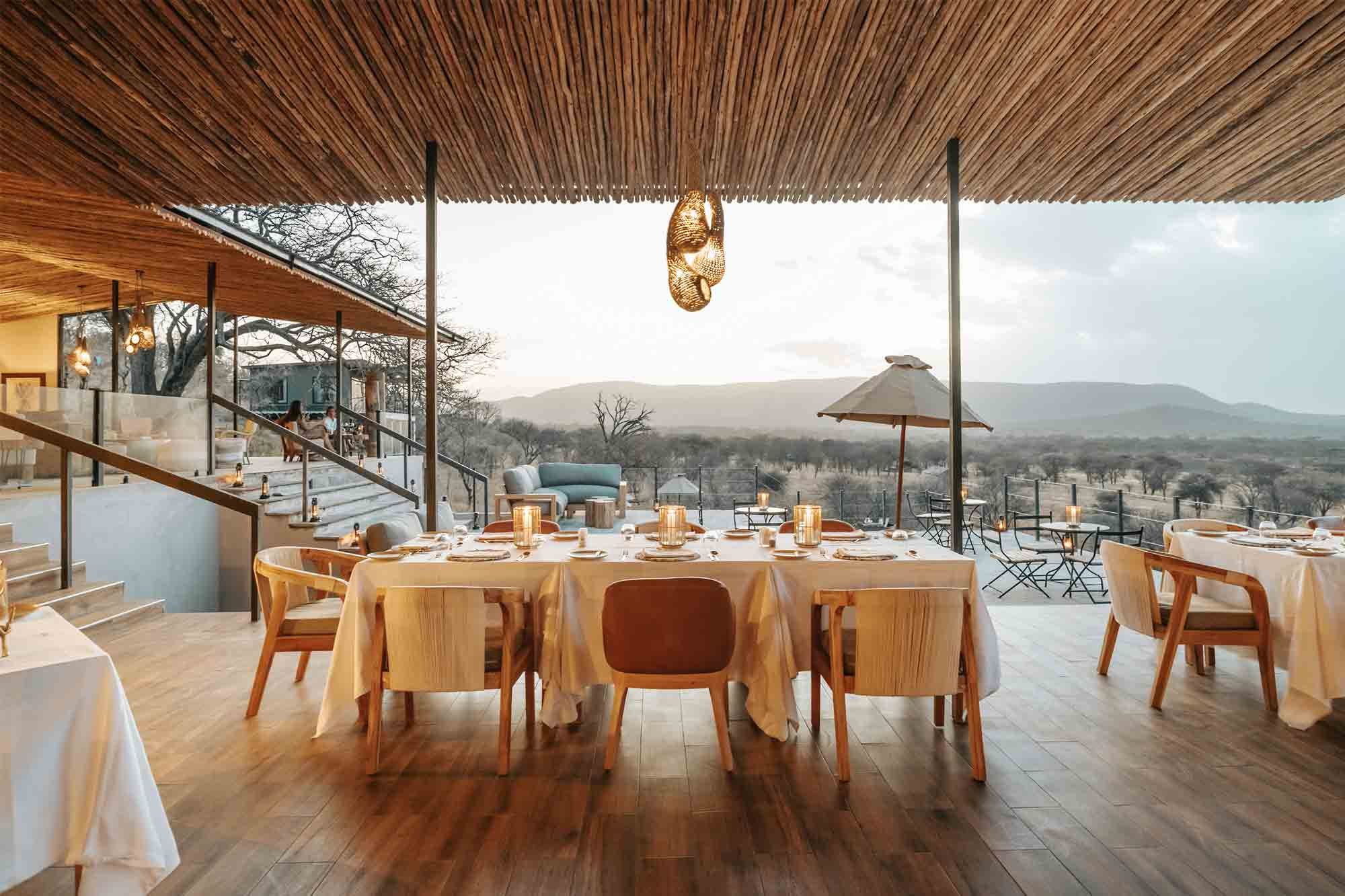 Restaurant mit breiter Fensterfront und blickt in die Natur.