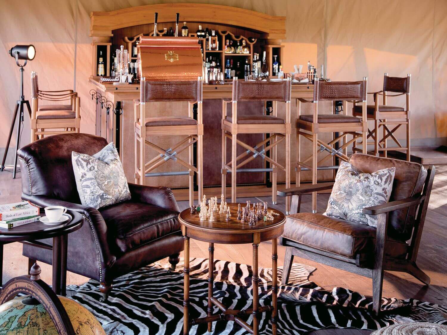 Lounge mit Ledersesseln und Barbereich.