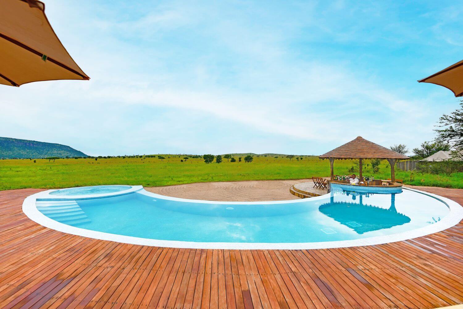 Halbrunder Pool mit Blick in die weite Wildnis.