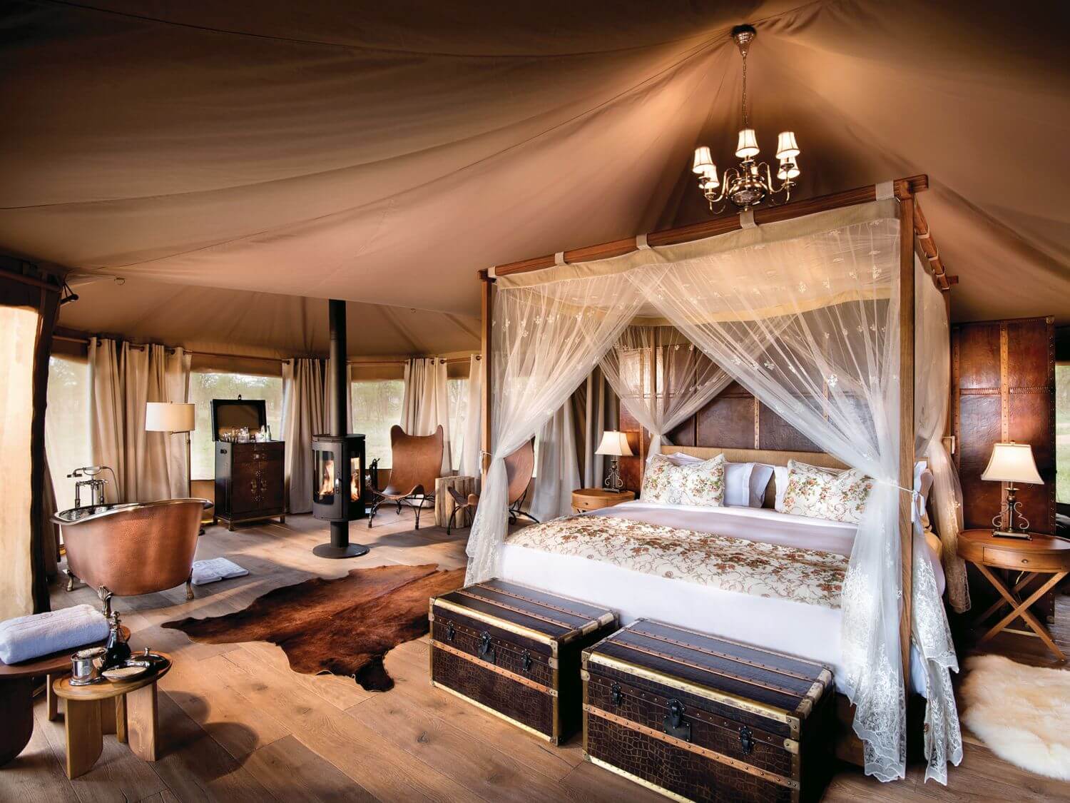 Luxuriöses Safarizelt mit Kingsize-Bett.