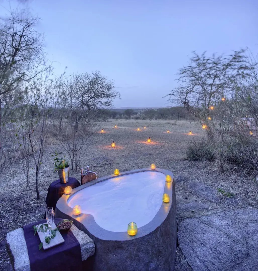 Whirlpool mit Kerzen mit Blick in die Wildnis.