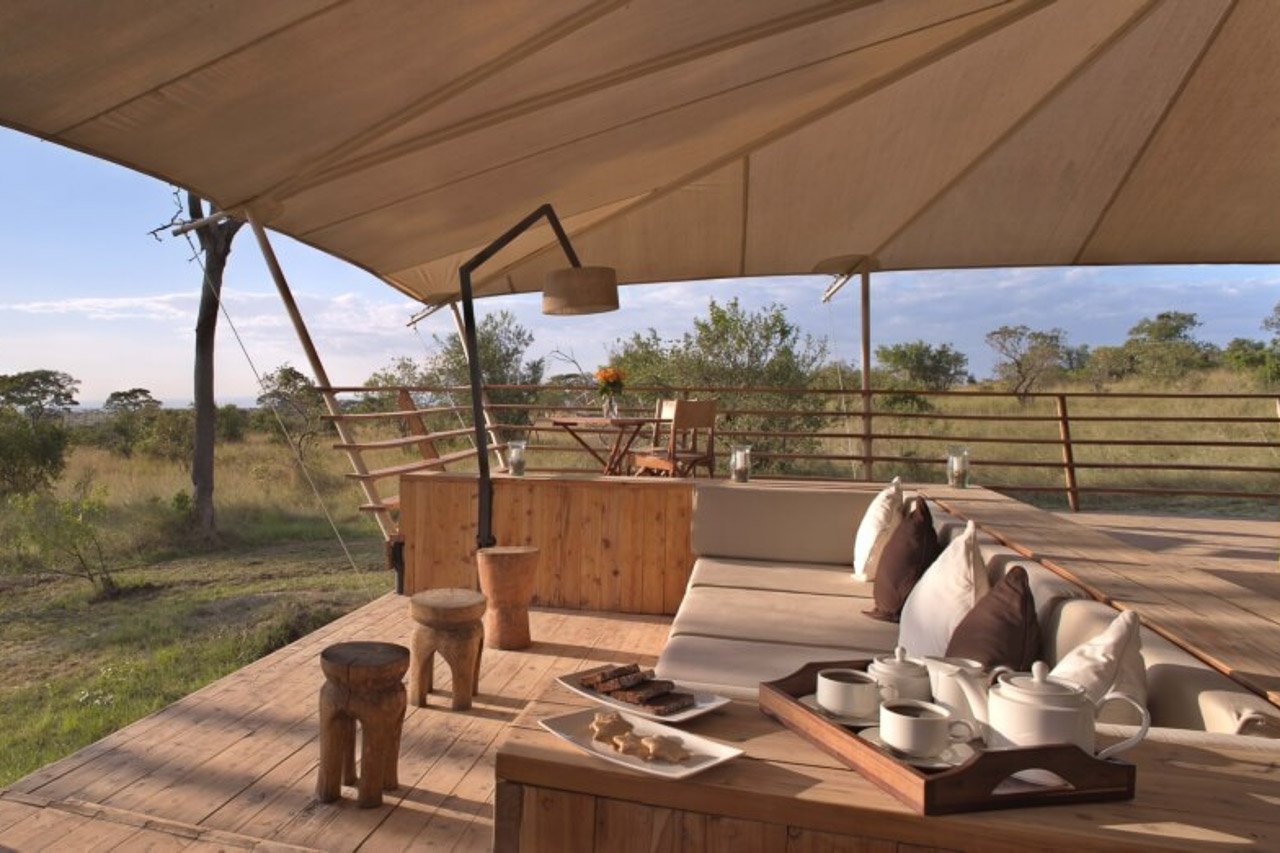 Überdachte Terrasse mit Sofa und tollen Blick in die Natur.