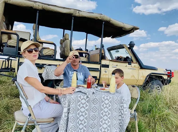 serengeti bushtops camp tansania afrika safari exklusiv the family project familienbild essen